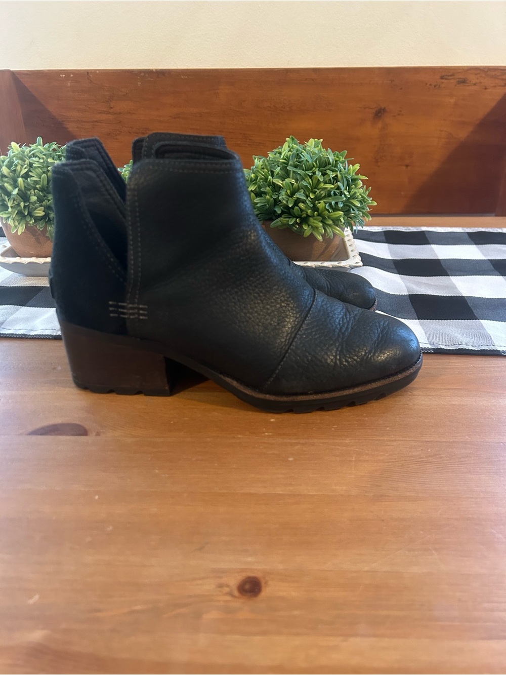 Sorel Cate Cut Out Black Leather Women's Ankle Boot 7.5